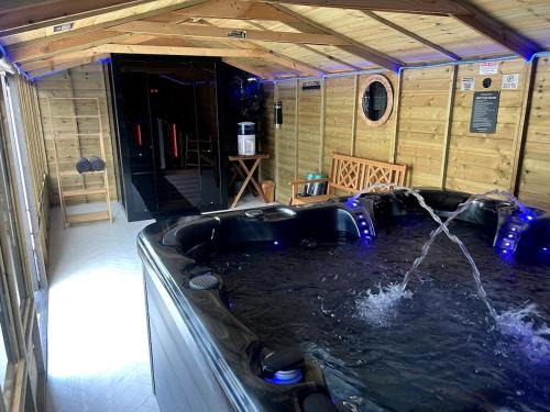 Cardiff - Sleep 7- Hot tub, Sauna