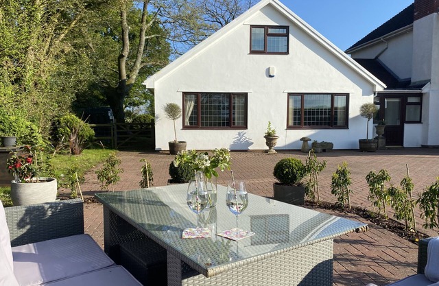 Cardiff/Vale of Glam. Beautifully appointed modern property in cottage style