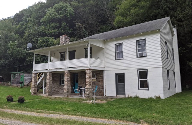 Caretaker's Cottage - 4 Bedrooms Pet Friendly On The River