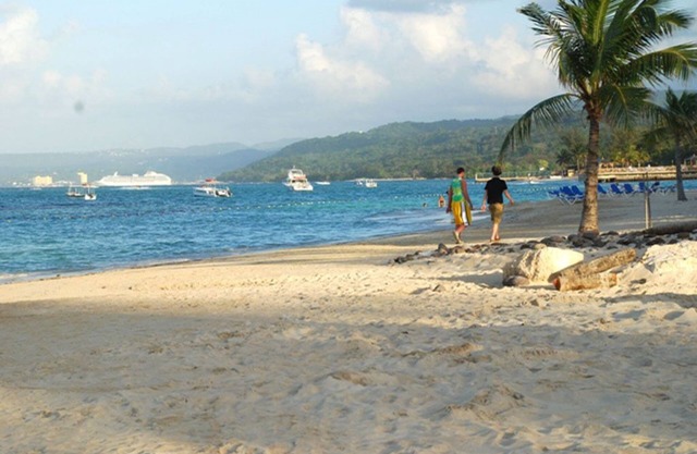 Caribbean Dawn - A Large family Villa With Access to a on-site Private Beach