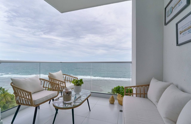 Caribbean Sunrise View Beachfront Apartment