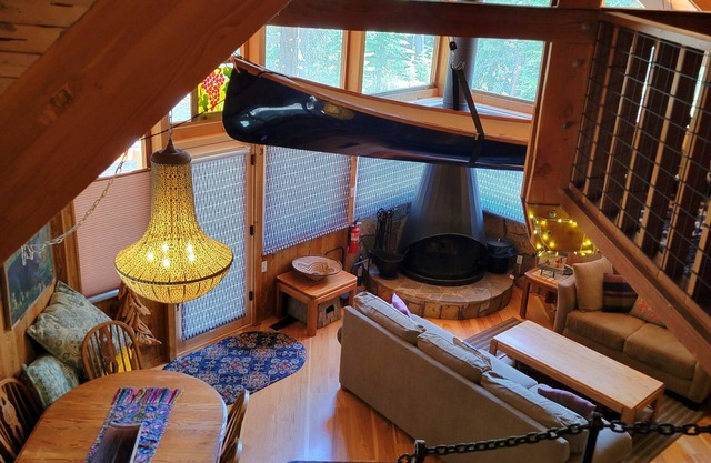Carnelian Bay cabin - block away from Lake Tahoe, 15 minutes from ski areas