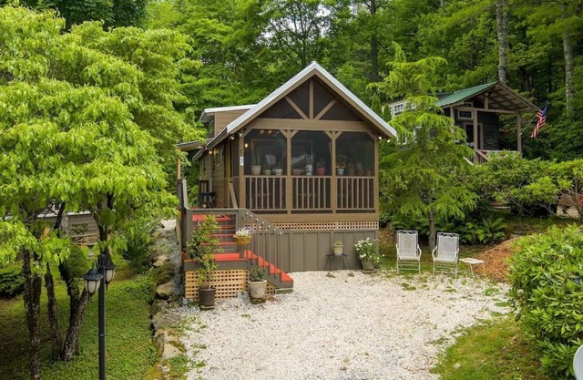 Carolina Cozy — Easy walk to Main Street Highlands!