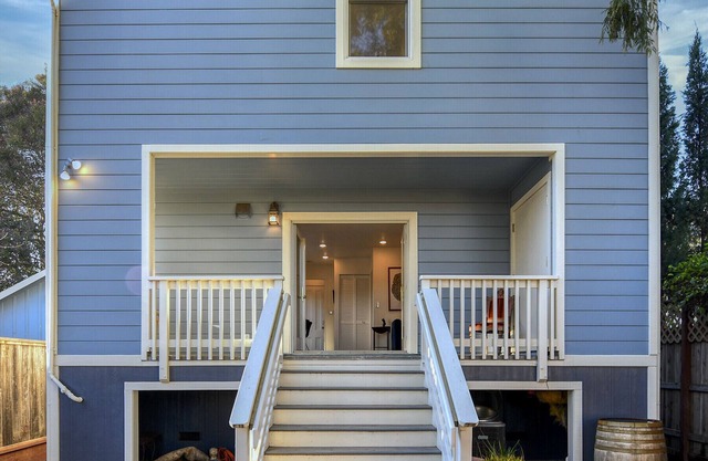 CARRIAGE HOUSE ON COOMBS - CHARMING VICTORIAN Back Unit - Downtown - Renovated