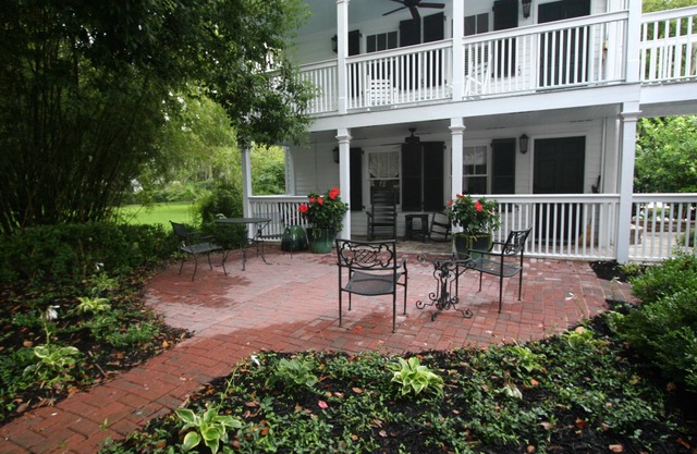 Carriage House under Live Oaks In Historic Downtown Beaufort with Patio Garden