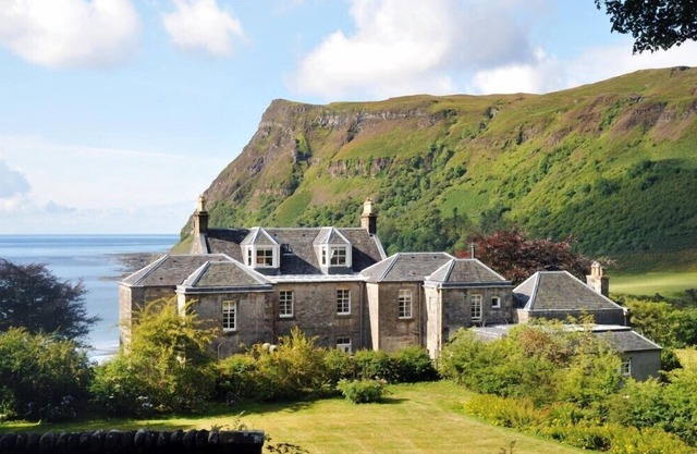 CARSAIG HOUSE, pet friendly, with open fire in Bunessan, Isle Of Mull
