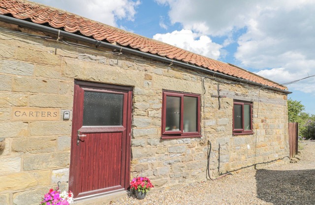 CARTERS, with hot tub in Staintondale