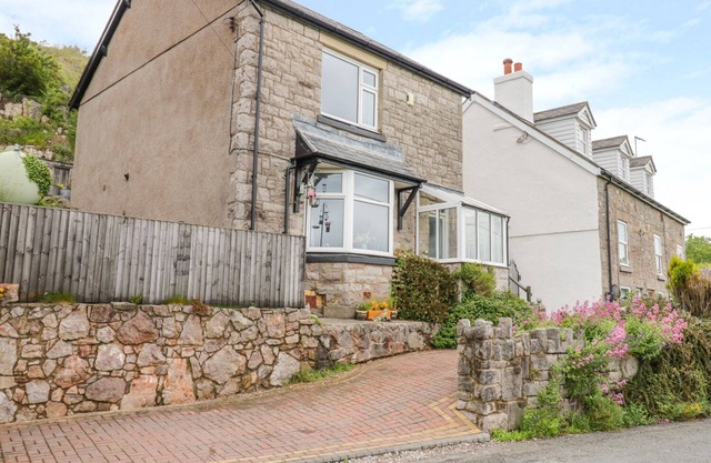 CARTREF MELUS, pet friendly, with open fire in Old Colwyn