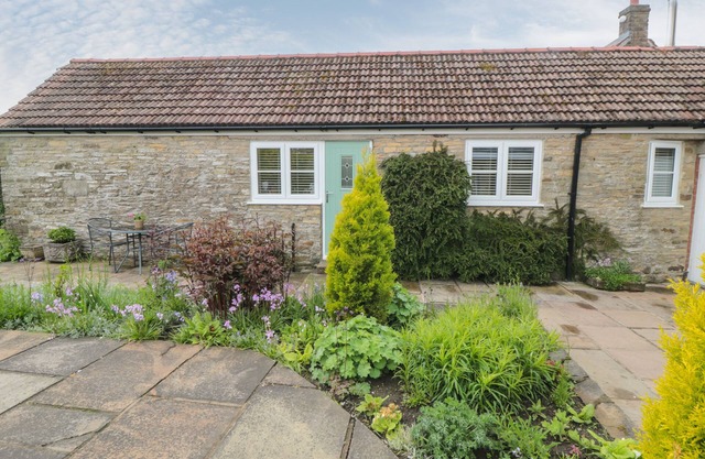 CARTWHEEL COTTAGE, romantic, character holiday cottage in Yearsley