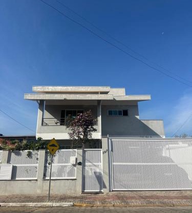 Casa 2 quartos e uma suíte