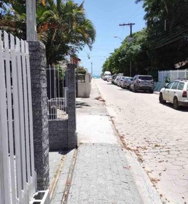 Casa 4 SUÍTES e 2 quartos a 100 m da praia de Cachoeira, entre Canasvieiras e Ponta das Canas