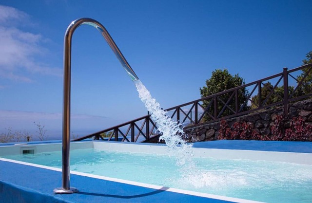 CASA ALBA, rustic house on the hill with heated pool-spa and sea views