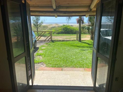 Casa Amarela a Beira Mar entre Arroio do Sal e Torres