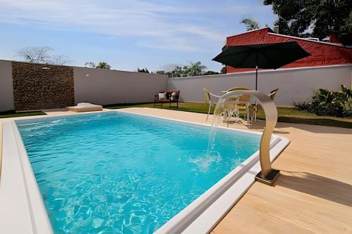 Casa ampla e confortável. Piscina e churrasqueira.