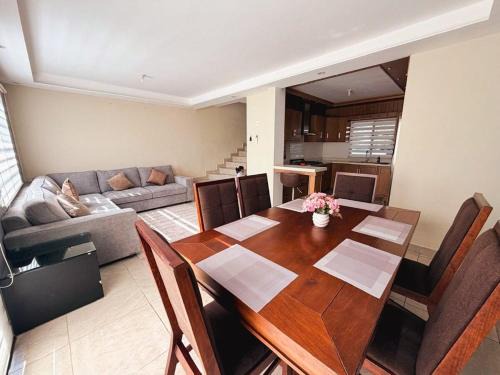 Casa amplia, 3 recámaras, patio y estacionamiento