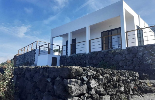 Casa Atlante, solar-powered holiday home near great hiking trails