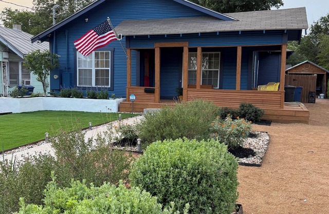 Casa Azul - Downtown Bungalow - Dog Friendly