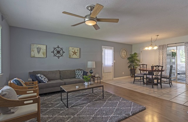 Casa Blue at Myrtle Grove, 10 minutes to Carolina Beach! 4 Beds, 1 Bath Sleeps 6