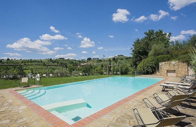 Casa Bonannia M: A bright two-story apartment in the characteristic style of the Tuscan countryside.