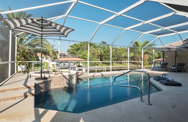 Casa Canal Waterfront Heated Pool & Spa Retreat