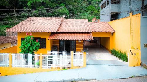 Casa com área gourmet, acomoda até 11 pessoas