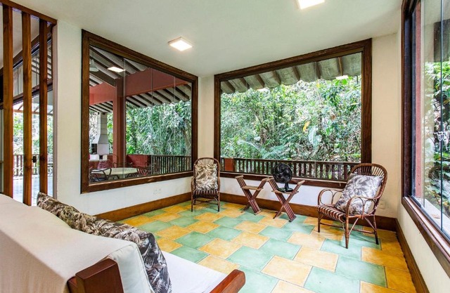 Casa com área gourmet em condomínio perto da praia