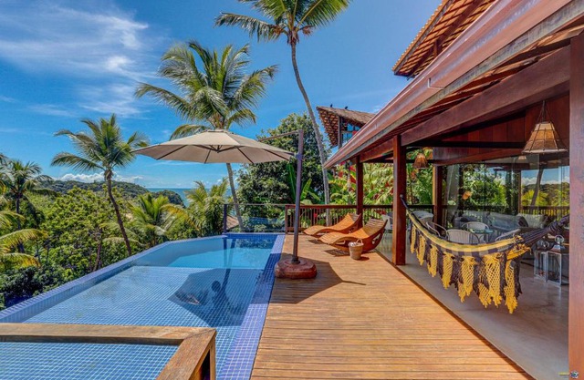 Casa com 5 Suítes, Piscina e Churrasqueira