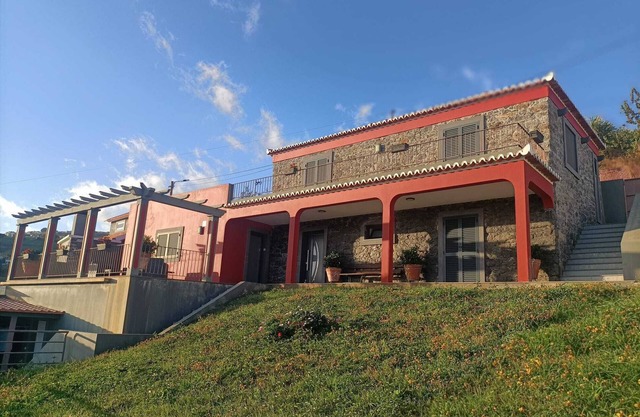 Casa com Boas Dimensões em Zona Calma