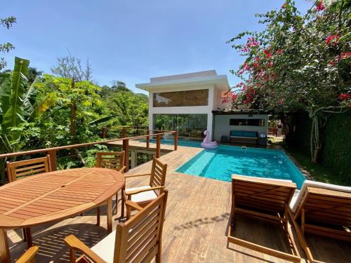 Casa com Piscina, 3 Suites, sala de estar e cozinha completa