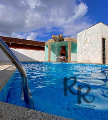 Casa com piscina a 3 minutos do mar