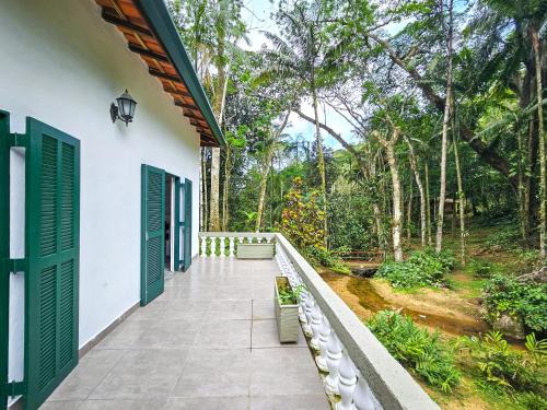 Casa com piscina a 500m da Praia Brava - Ubatuba