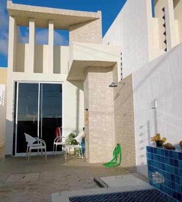casa com piscina e churrasqueira 5 minutos da praia, 1 quarto com cama de casal e segundo quarto com duas camas infantis