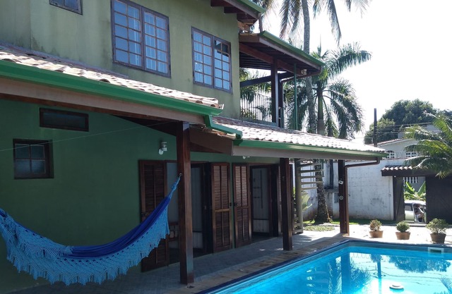 Casa com Piscina e Churrasqueira em Ótima Localização
