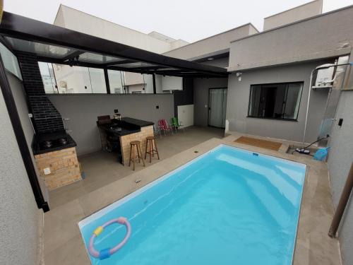 Casa com piscina e espaço gourmet 300m do mar