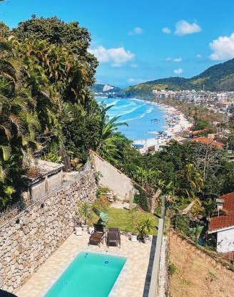 Casa com piscina vista mar