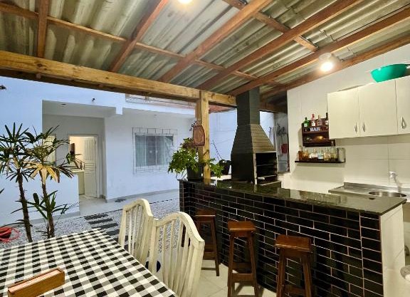 Casa com salão de festas 7km da praia