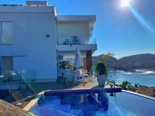 Casa com vista espetacular e piscina em Angra