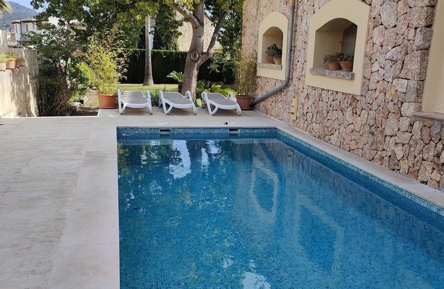 Casa con Mucho Espacio en Pueblo muy Tranquilo Bien Comunicado. Piscina