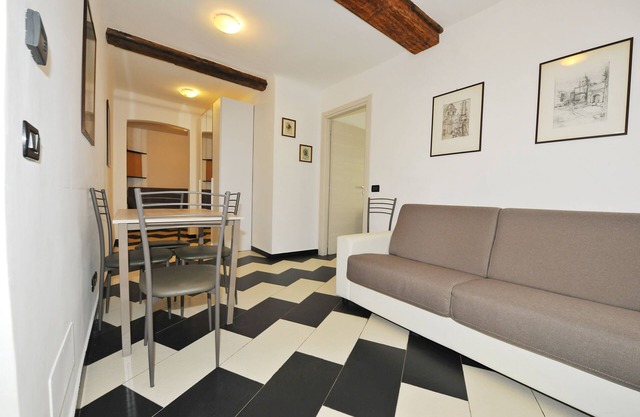 Casa Costa Serena, one step away from train station and cruise ships and Aquarium