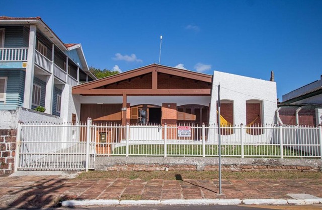 Casa de 5 dormitórios com Piscina