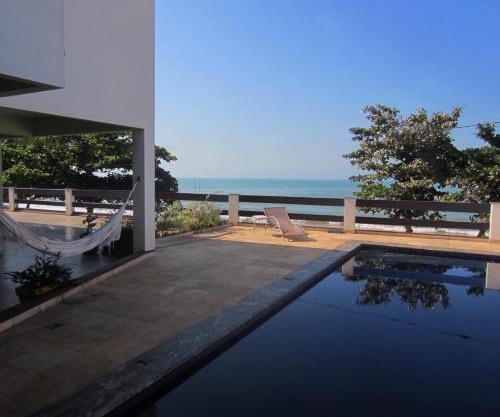Casa de 850m2 e piscina na Praia de Santa Helena.