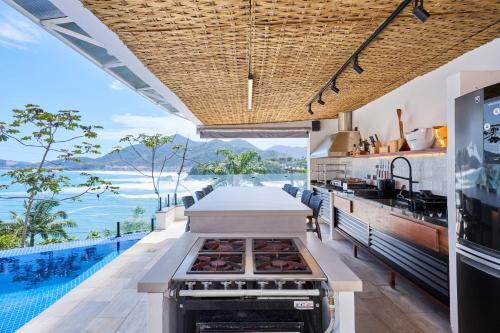 “Casa de alto padrão com ampla vista para o mar.”