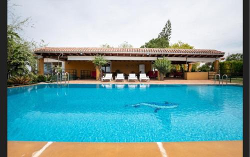 Casa de campo con piscina junto a Sevilla
