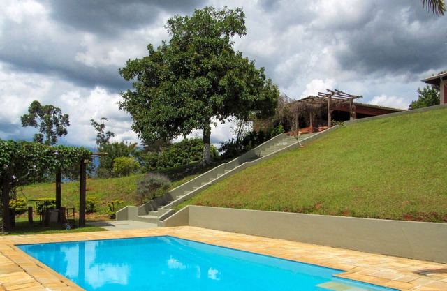 Casa de campo c piscina e lazer em Serra Negra/SP