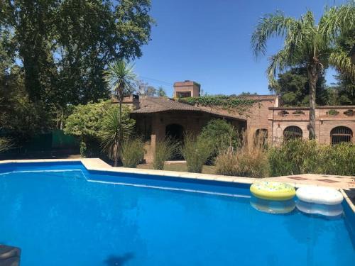 Casa de campo! P/ 12 personas con pileta y quincho.