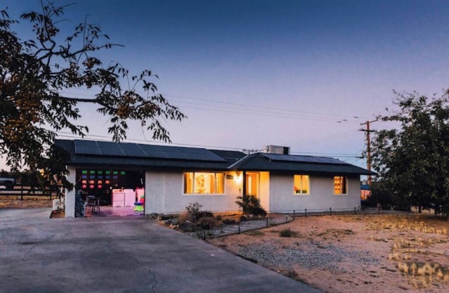 Casa De Colores w/Arcade, hot tub + more - J Treenn