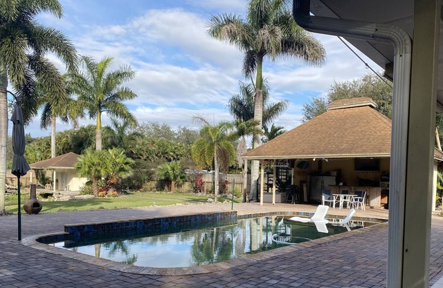 Casa de Cox, Private home w/gated entrance, two master bedrooms and guest house