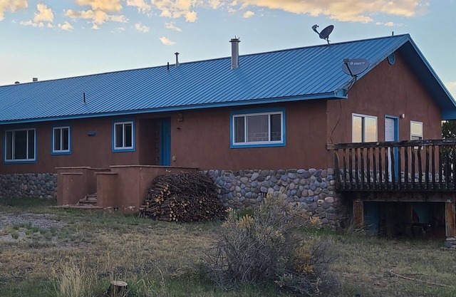 Casa De La Loma, Spacious 4-bedroom house in wonderful Santa Fe with AC.