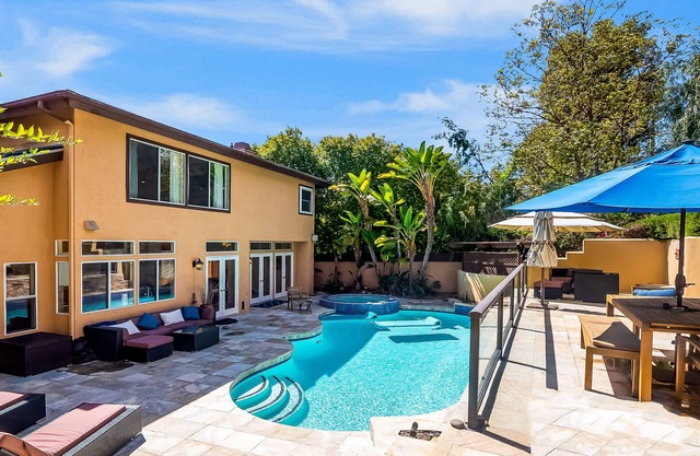 Casa De Lujo Amazing house with pool, hot tub, landscaped patio, grill, AC, & kid's playhouse