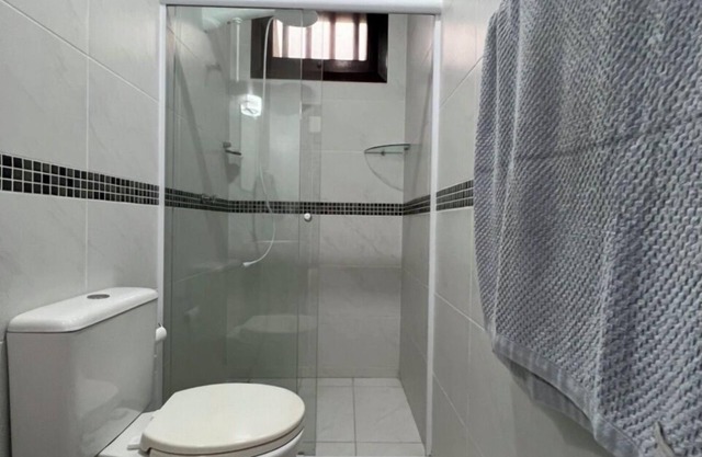 Casa de praia de alto padrão com piscina aquecida, rua principal de Barequeçaba.